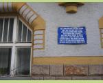 Pamtn deska na budov bval mstsk spoitelny je umstna na stn objektu pilehl ke Spoiteln ulici. (foceno 2.8.2006)