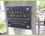 Hrob Karla Benee na jilemnickm hbitov - detail. (foceno 29.6.2005)